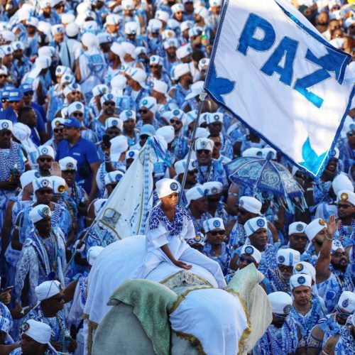 Tapete branco do Gandhy toma conta do Centro de Salvador