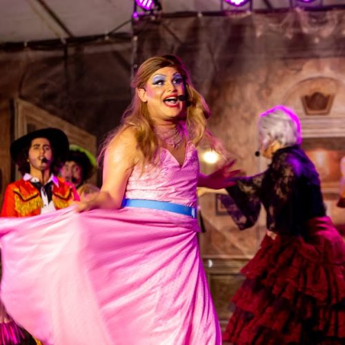 Espetáculo une cordel e cultura drag no Molière