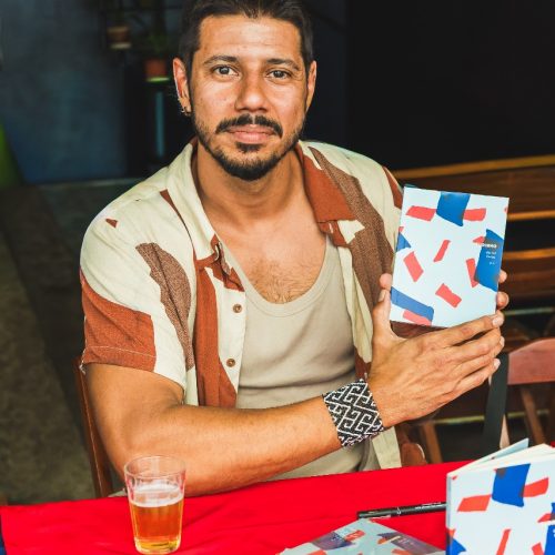 Daniel Farias lança novo livro de poesia no Rio Vermelho
