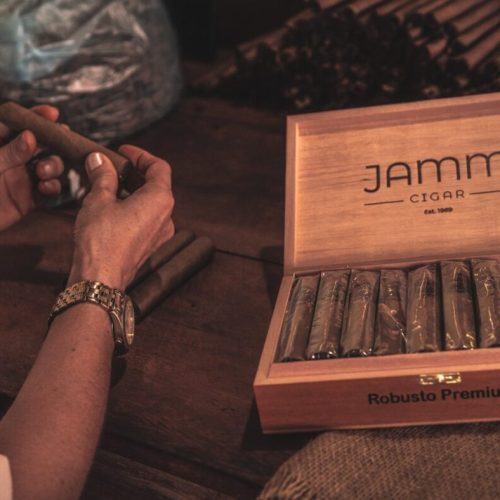 Charuto baiano ganha destaque em revista internacional