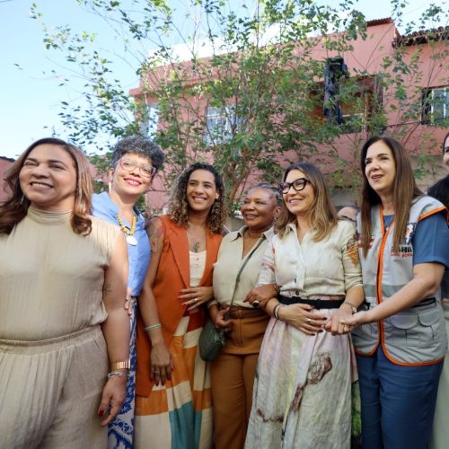 Janja visita cozinha comunitária em Salvador e recebe medalha de honra