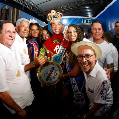 Salvador dá largada ao Carnaval 2026 com entrega das chaves ao Rei Momo