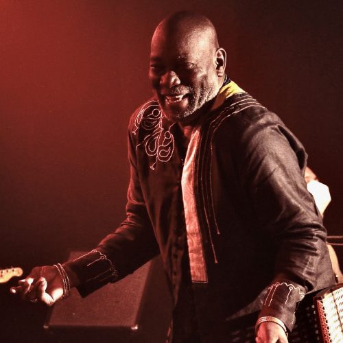 Lazzo Matumbi apresenta show de clássicos juninos na Casa Rosa