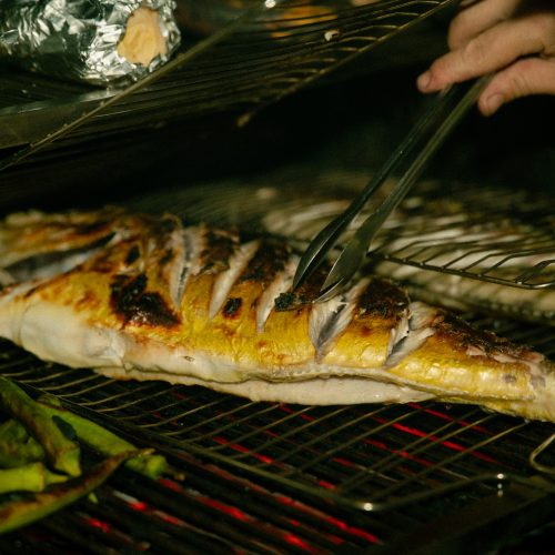 Chefs promovem churrascada de frutos do mar na Praia do Forte neste sábado (14)