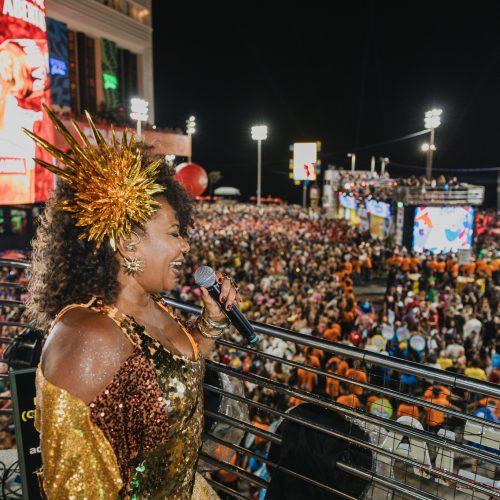 Os Mascarados reúnem mais de 20 mil foliões no Circuito Barra-Ondina
