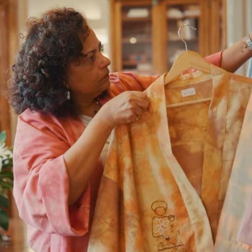 Nyscia Pinheiro e Carla Ferraz apresentam a Dinda – Afetividades Têxteis no Mercado do Tira