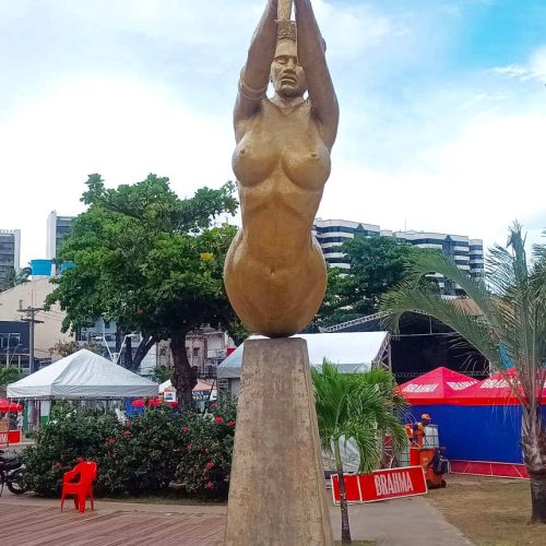 Sereia de Tatti Moreno passa por restauração antes da Festa de Iemanjá no Rio Vermelho