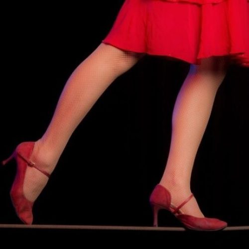 Artista circense encena O Salto no Museu de Arte da Bahia