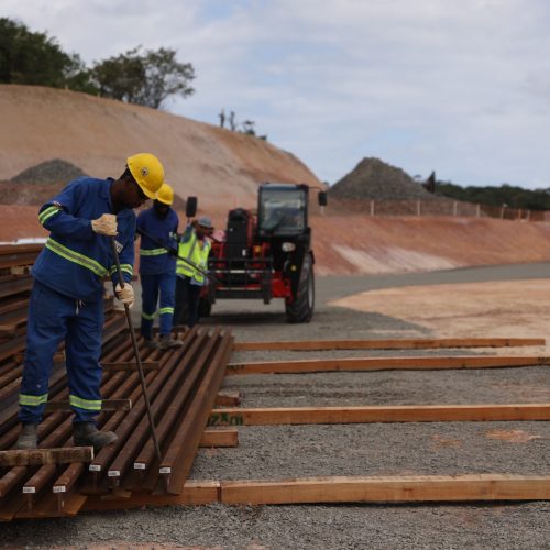 Chegada dos trilhos acelera obras do VLT em Salvador