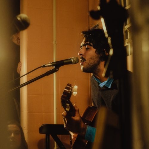 Casa Rosa encerra temporada de projeto musical com show de Felipe Vaqueiro