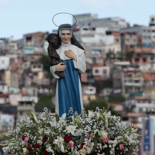 Aeroporto de Salvador recebe imagem peregrina de Santa Dulce dos Pobres
