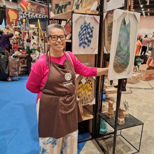 Kota Ateliê: quem é a artista baiana que levou técnica exclusiva de linha sobre vidro à CASACOR