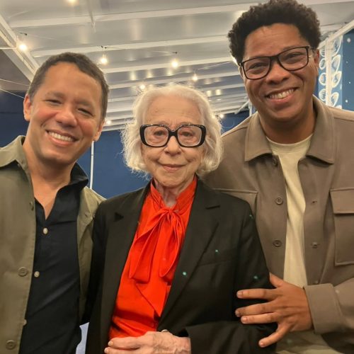 Fernanda Montenegro assiste ao musical Torto Arado em noite de despedida no Rio