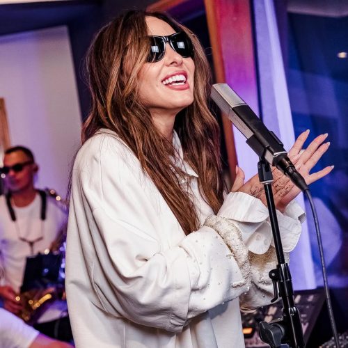 Alinne Rosa troca multidões por intimidade em nova turnê em Salvador
