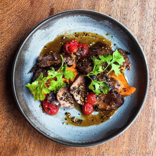 Discreto na fachada, inventivo na mesa: o bar que surpreende no Santo Antônio