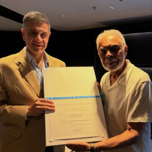 Gilberto Gil é homenageado antes de show da turnê Tempo Rei em Buenos Aires