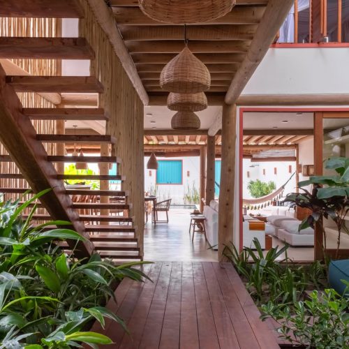 Casa baiana tropical é destaque na Vogue Brasil