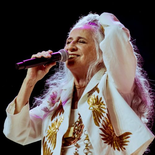 Missas e show marcam os 80 anos de Maria Bethânia