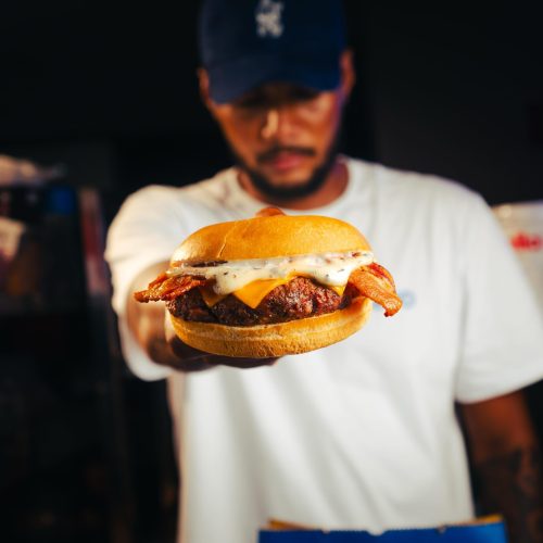 Nova hamburgueria aposta em carne no broiler