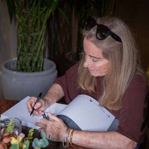 Lançamento do livro de fotografia de Sinísia Simões agitou o Palacete Tirachapeu na última terça-feira