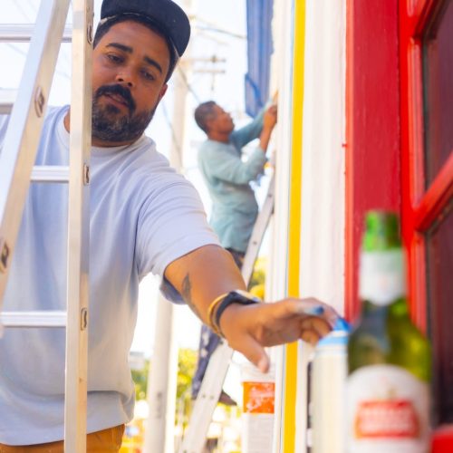 Artista cria obra gigante para fachada de restaurante e inaugura exposição individual nesta terça (25)