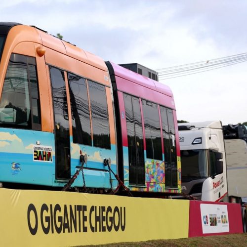 Primeiro trem do VLT chega à capital baiana; testes começam em janeiro