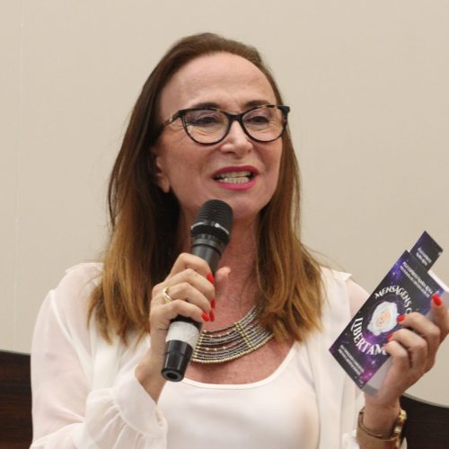 Cristina Barude lança livro com mensagens psicografadas na Cidade da Luz