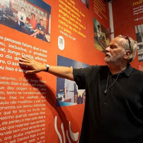 Curador da exposição em homenagem ao Axé Music na Caixa Cultural, Jonga Cunha define o ritmo como um movimento sociocultural