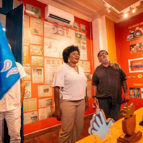 Margareth Menezes visita a exposição sobre os 40 anos da Axé Music na CAIXA Cultural Salvador