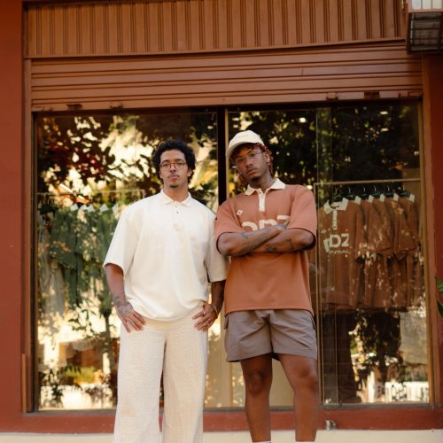 Pedro Batalha e Hisan Silva na fachada da loja em Salvador (crédito: @mathmovie)