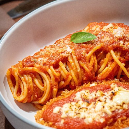 Parmegiana com Spaghetti ao Pomodoro (Crédito: divugação)