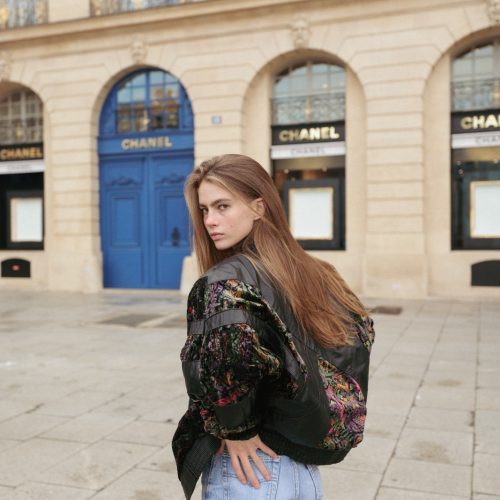 Modelo brasileira Maria Klaumann fotografa com peças da alta joalheria da Chanel em Paris