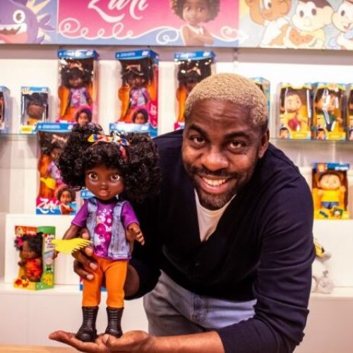 Fábrica baiana relança boneca negra em parceria com Lázaro Ramos