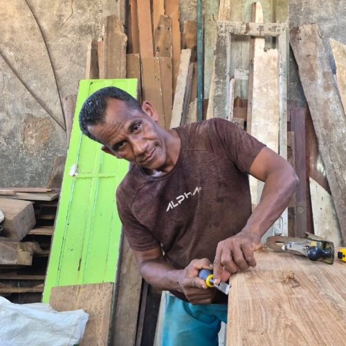 Esculpindo o tempo: mestres da Ruy Barbosa recriam móveis antigos em madeira de lei