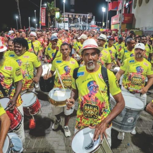 Banda Habeas Copos celebra 48 anos abrindo o Carnaval de Salvador e homeageando