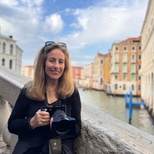 Fotógrafa lança livro que mergulha na estética do ritual de luto mexicano