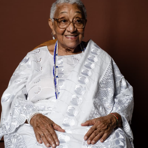 Vovó Cici de Oxalá lança livro sobre culinária ancestral