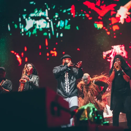 Carnaval de Salvador ganha sotaque global com parceria do BaianaSystem