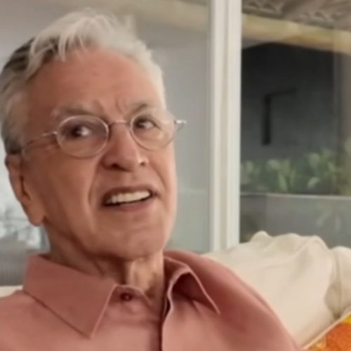 Caetano Veloso quer férias de verdade na Bahia: sem canja em show, entrevista ou foto no Porto. “Quero ficar descansandinho”, diz