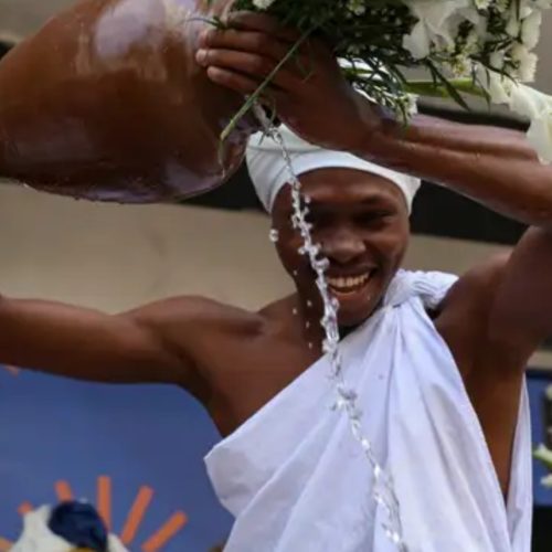 Com lavagem das escadarias de teatro, Balé Folclórico da Bahia inicia turnê nacional no Rio