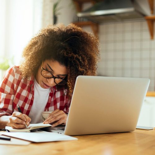 IOF: veja como amenizar tarifa em viagens e compras no exterior