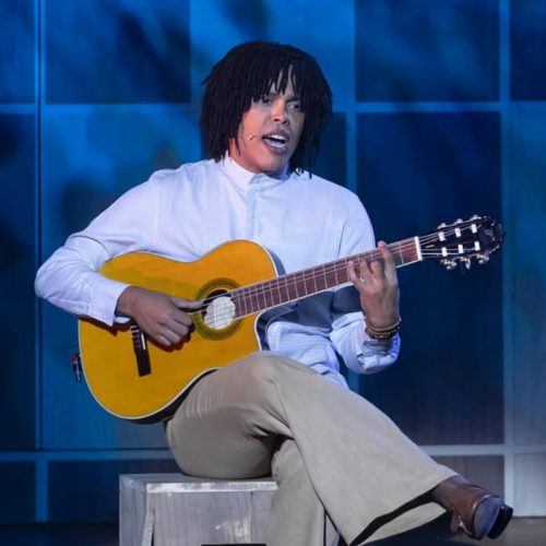 Musical sobre Djavan chega a Salvador com sucessos da carreira do cantor