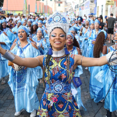 Filhas de Gandhy celebram AYÀN com mais de mil foliãs em desfile no Circuito Batatinha