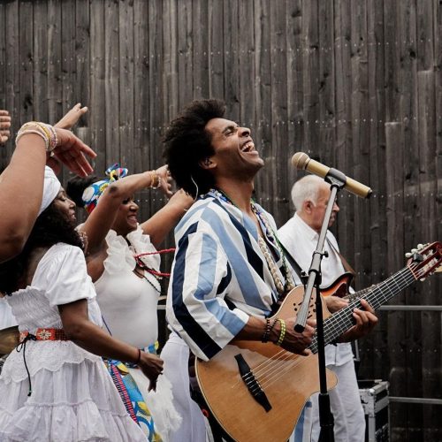 Baiano leva cultura afro-brasileira para festival com 20 mil pessoas em Paris