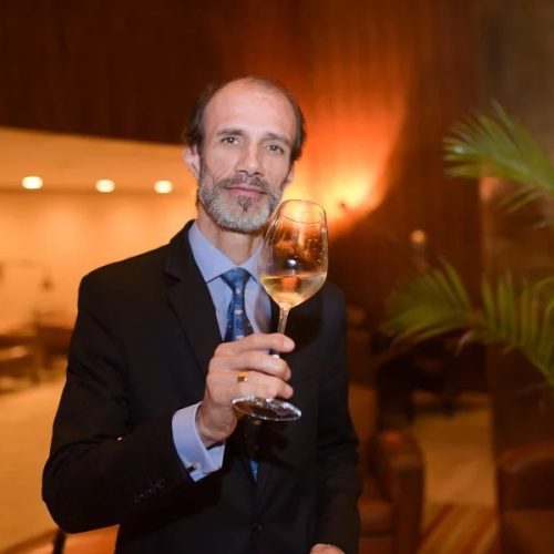 Manoel Beato harmoniza jantar dos 20 anos do Amado