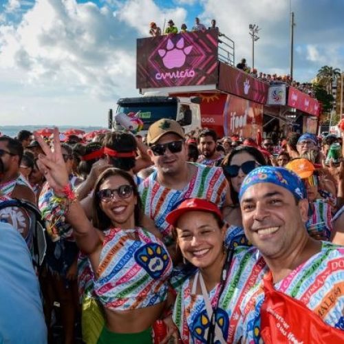 Do Bloco Eva ao Carnaval atual: como os abadás revolucionaram a festa