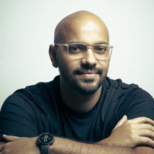 Tiago Rogero lança livro premiado que revisita formação do país em livraria Salvador