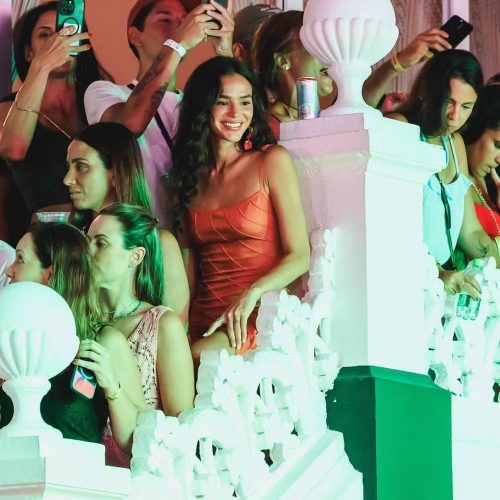 Com ida ao ensaio da Timbalada, Bruna Marquezine passa o fim de semana em Salvador