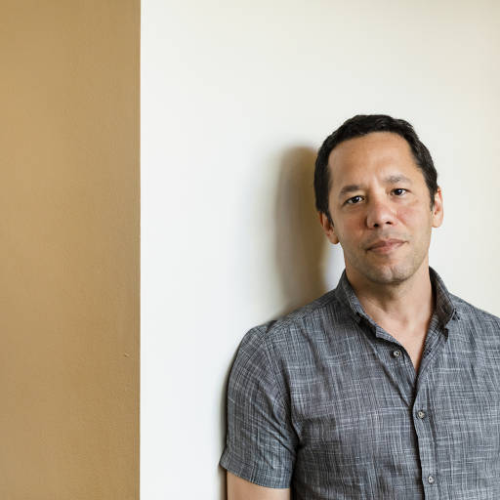 Itamar Vieira Júnior volta ao mercado americano com o lançamento de ‘Salvar o Fogo’