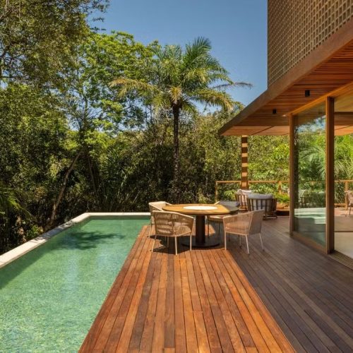Casa e Jardim destaca mansão de 638 m² cercada pela natureza em Praia do Forte